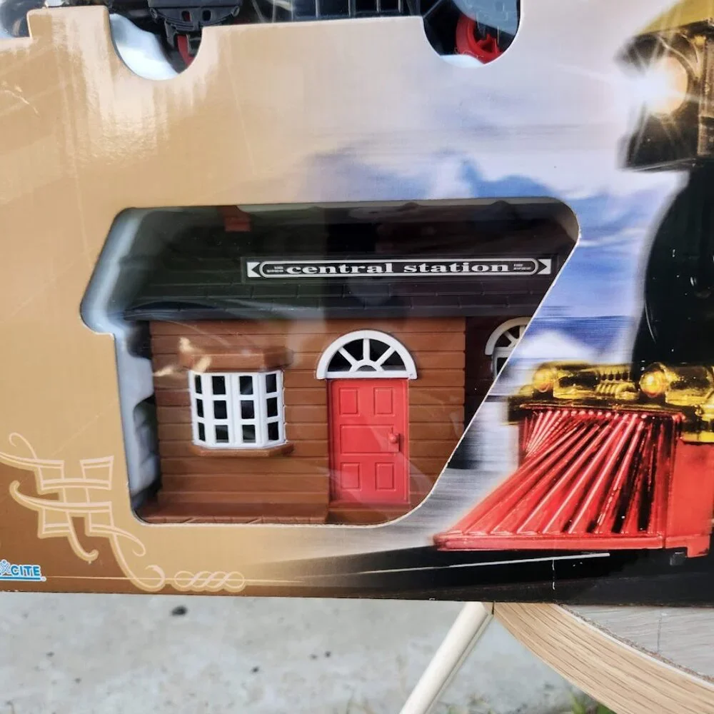 NEW Christmas Train Set 6 Car Locomotive Electronic Train Set Battery Operated L